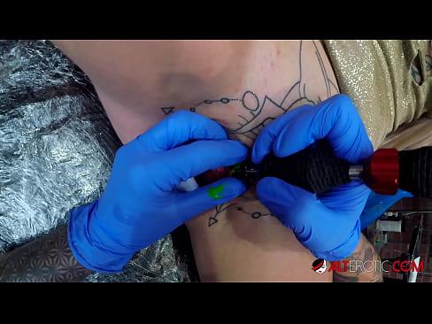 ❤️ Extrem tattooed Hottie Sully Savage krut en Tattoo op hirem Klitoris ️❌ Fucking Video  op lb.libporno.ru ❤